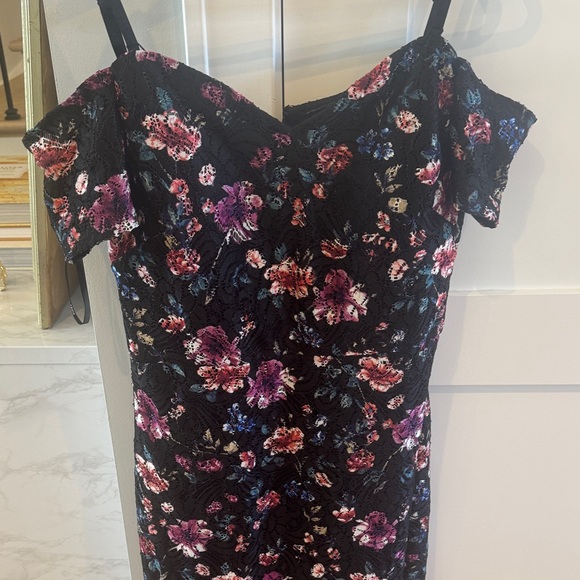 Elegant Floral Off-Shoulder Midi Dress - Picture 5 of 6